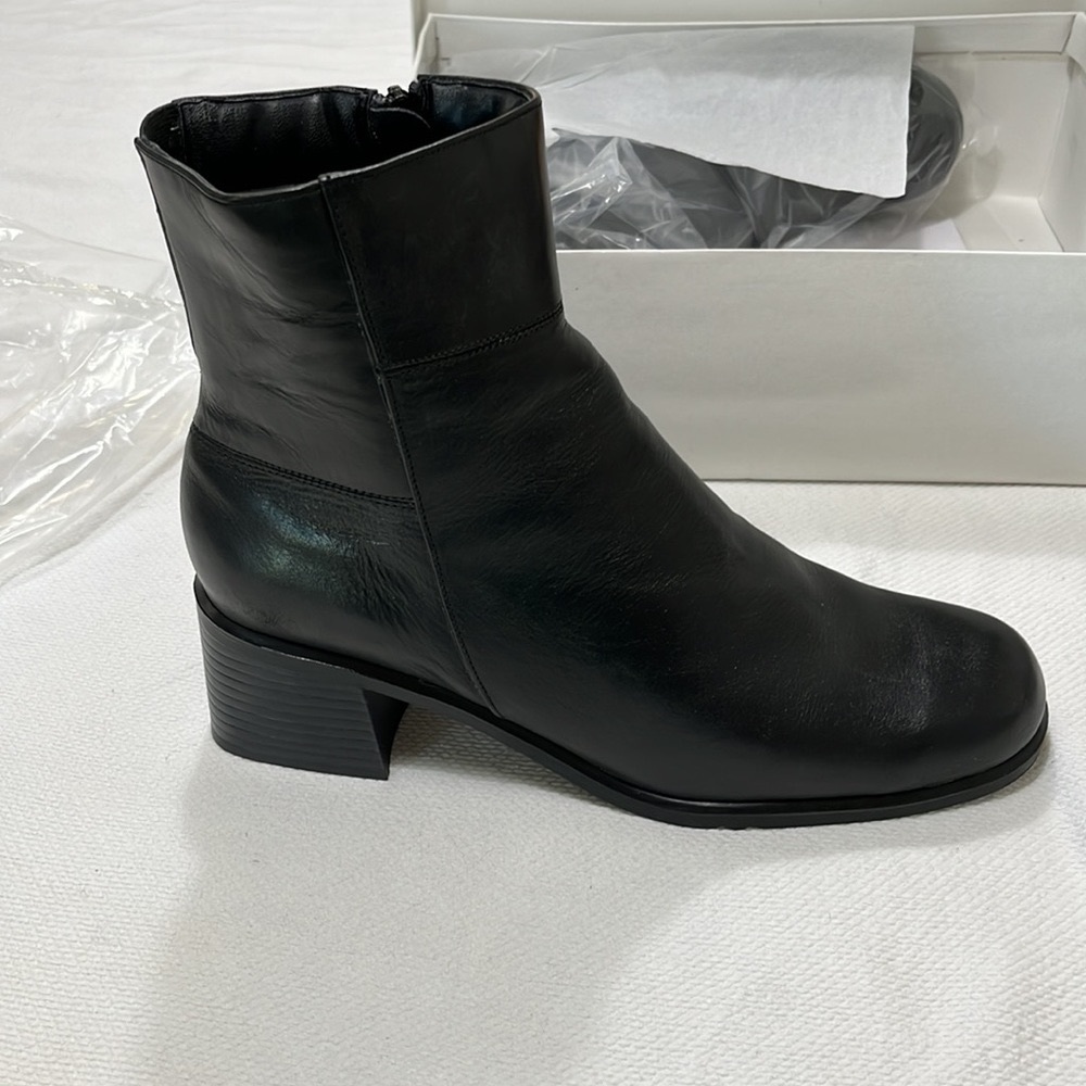 AJ Valenci Size 11 Black Leather Heeled Boots w/ Zip